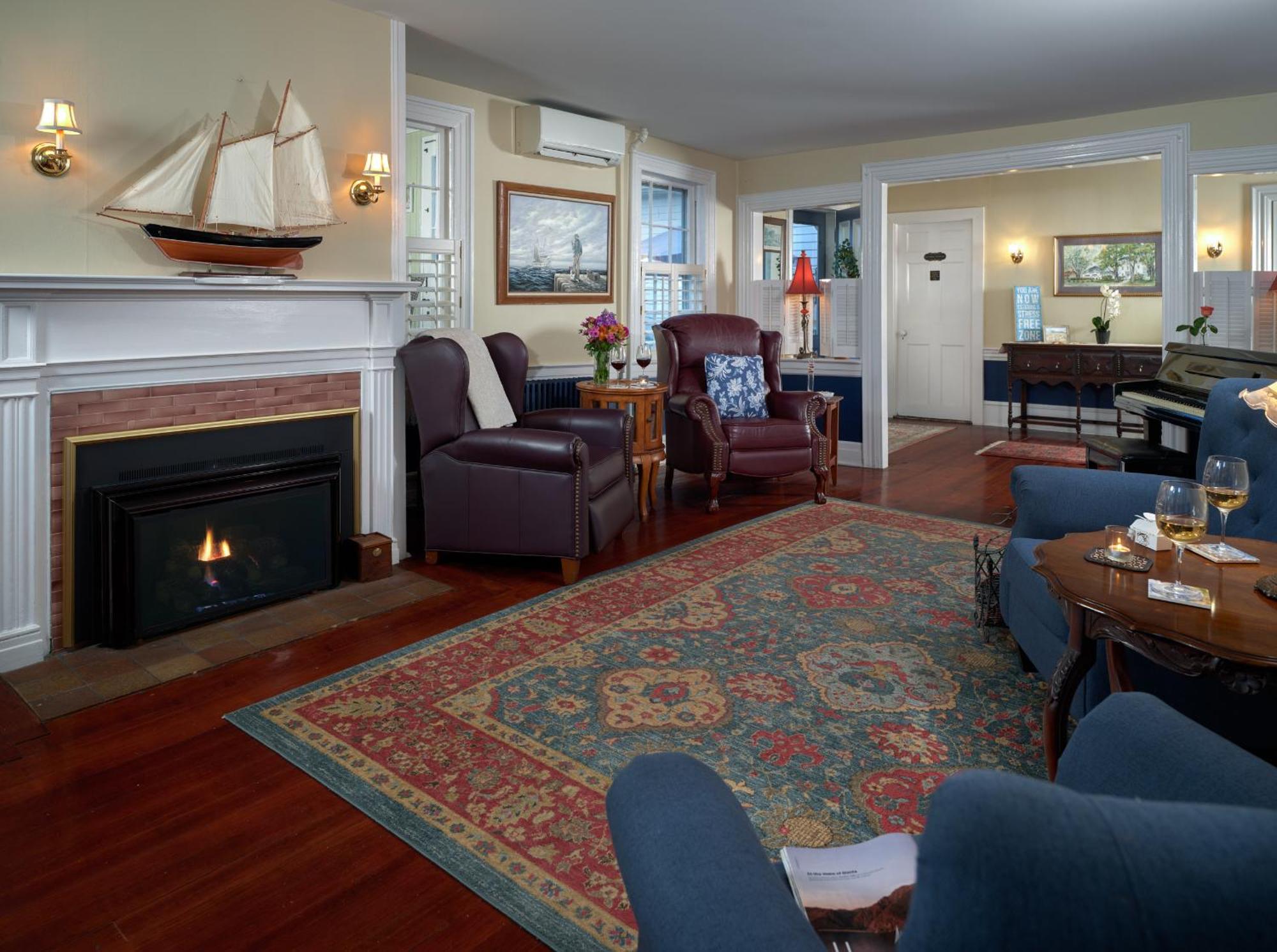 Old Manse Inn Brewster Exterior photo
