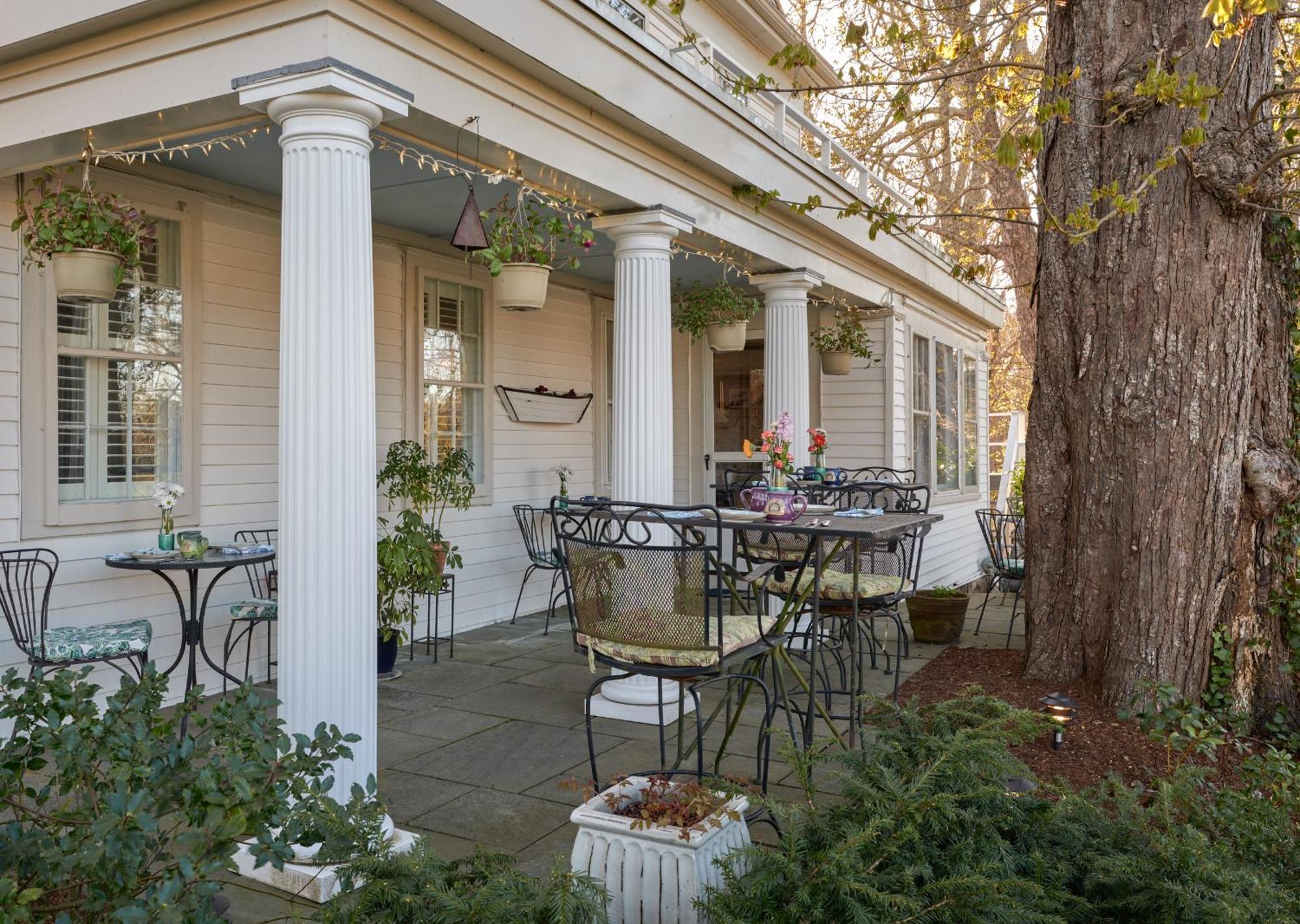Old Manse Inn Brewster Exterior photo